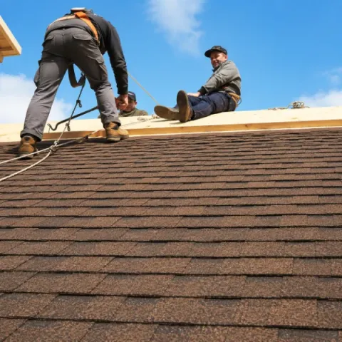 Artisan couvreur Montagne réalisant la pose d'une toiture en tuiles