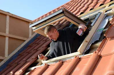 Pose de fenêtre de toit et velux par un couvreur à Montagne